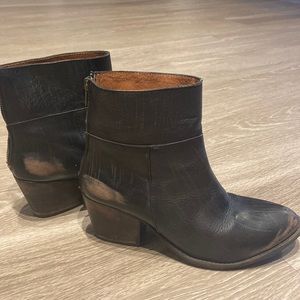 Steve Madden distresses cowboy boots 🥾